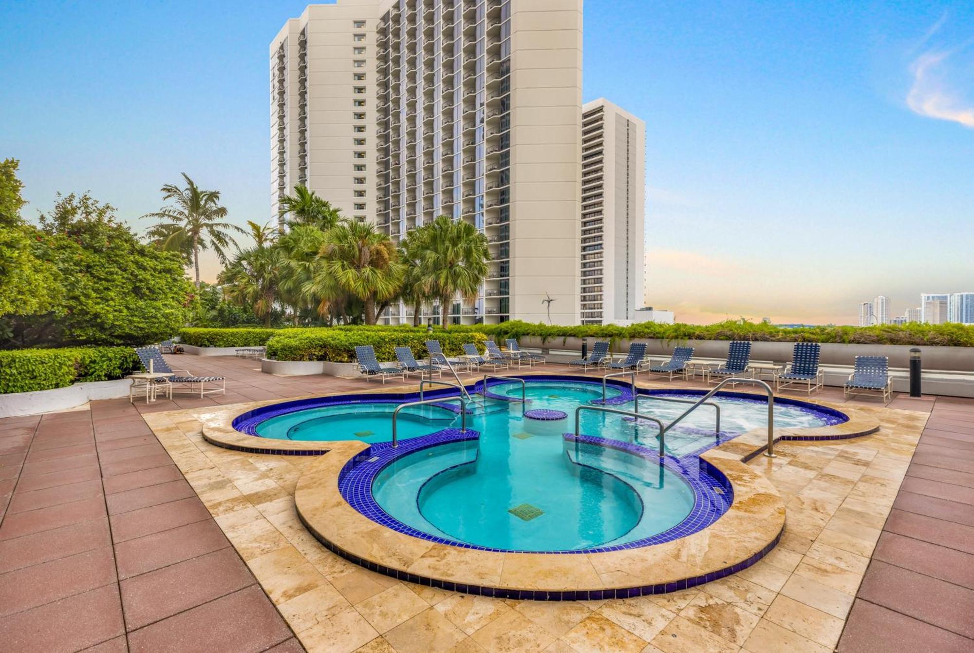 Bayview Bliss Biscayne Apartment Доръл Екстериор снимка